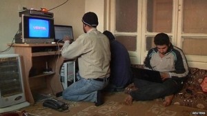 Attivisti. Il reportage di Littell descrive una «rete alternativa», fatta anche di esperti di comunicazioni per lo più giovani, gli attivisti, che aiuta i giornalisti a spostarsi nei quartieri dell’opposizione e a documentare da qui il conflitto. (Fonte: Reuters)