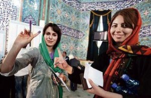 Cittadine iraniane al voto (fonte: thehindu.com)