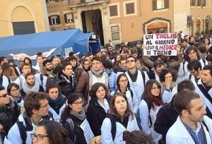 Gli aspiranti specializzandi in manofestazione lo scorso 5 novembre, davanti al Miur, a Viale Trastevere. (Fonte: federspoecializzandi.it)
